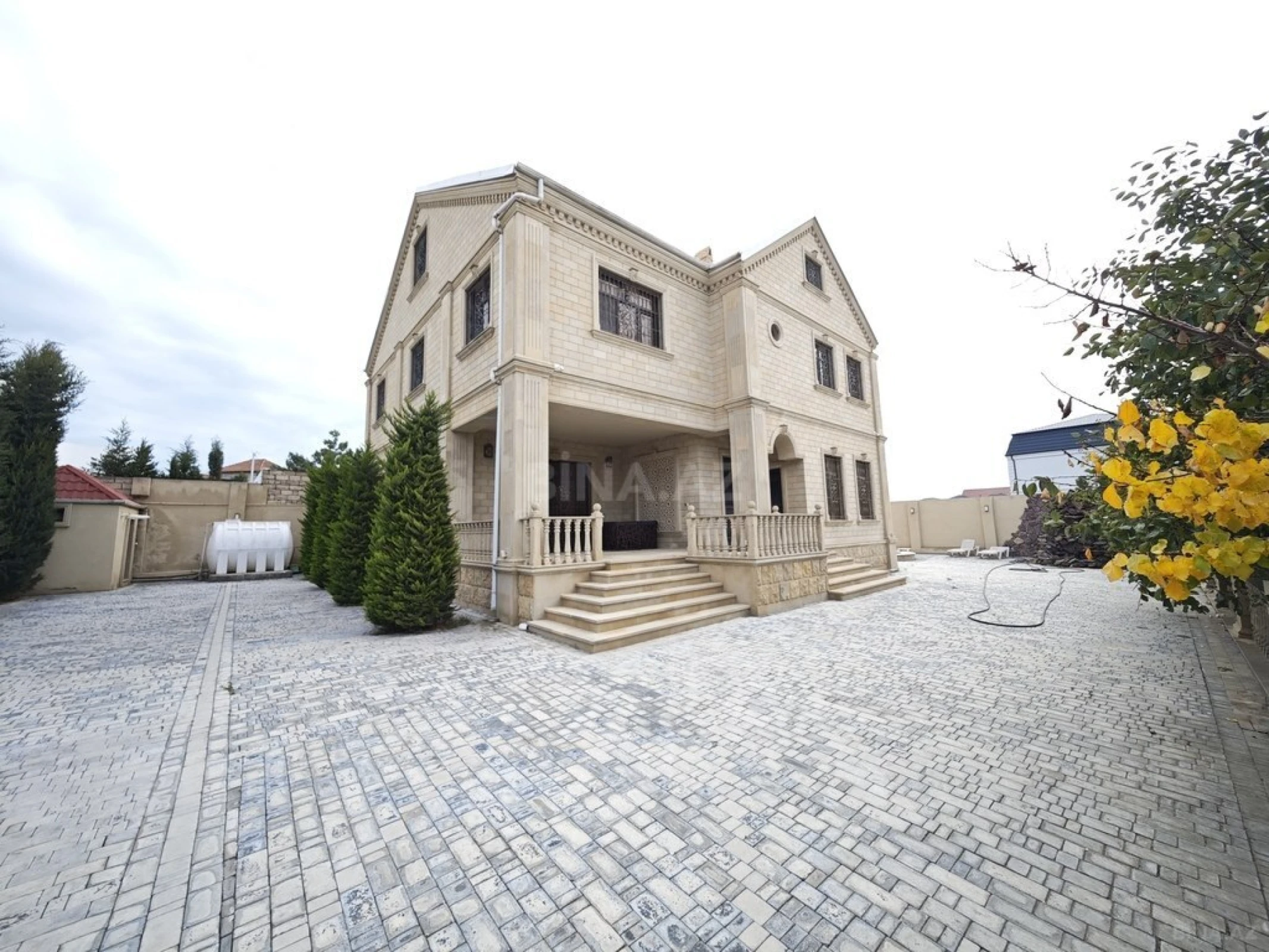 Satılır 8 otaqlı həyət evi 380 m²