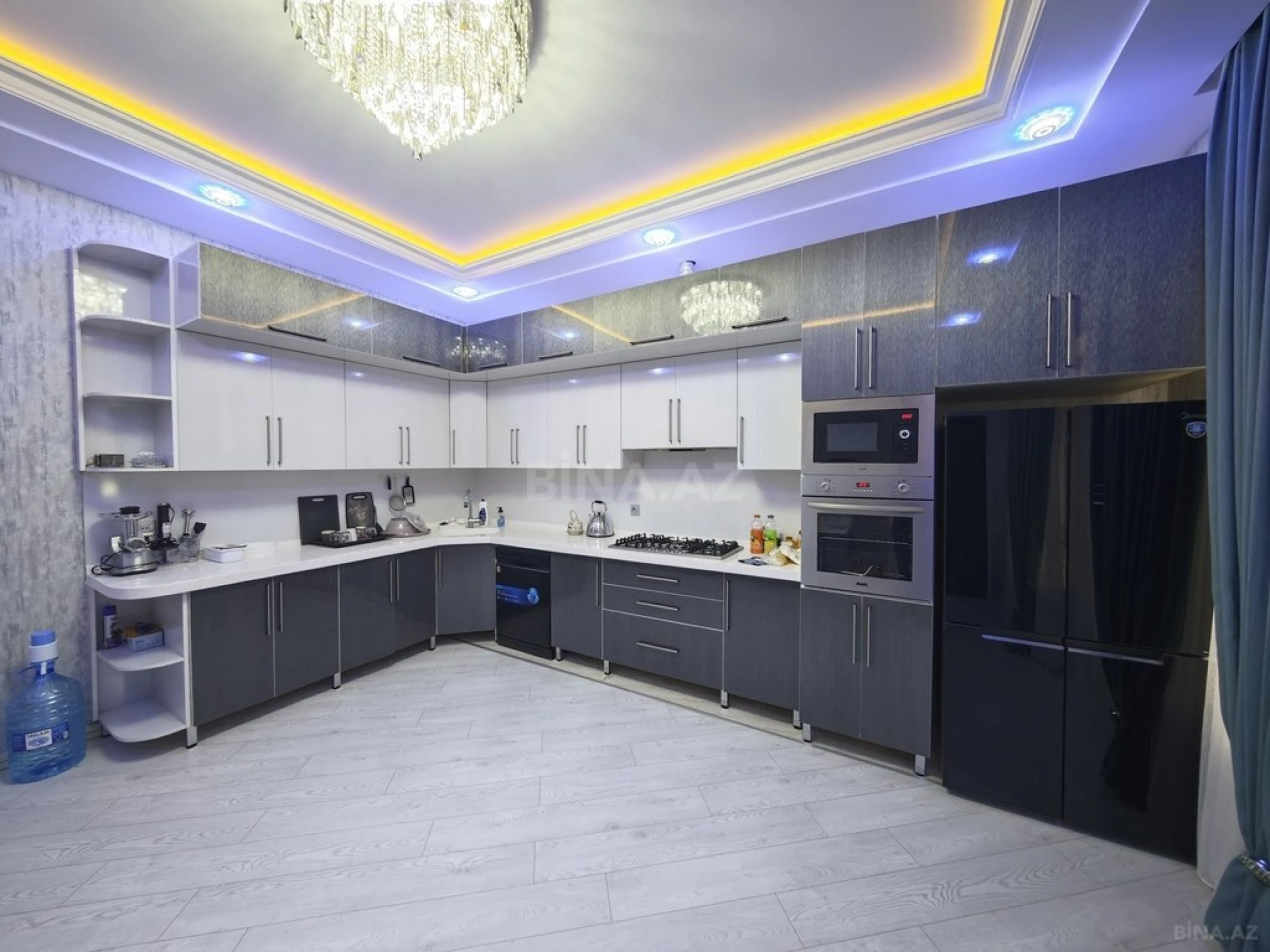Satılır 8 otaqlı həyət evi 380 m²