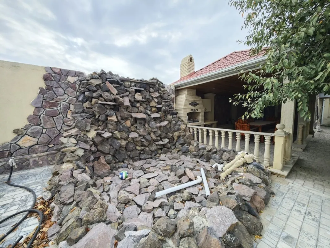 Satılır 8 otaqlı həyət evi 380 m²