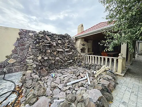 Satılır 8 otaqlı həyət evi 380 m²