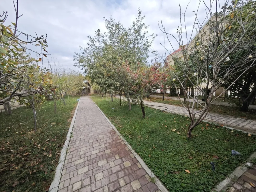 Satılır 8 otaqlı həyət evi 380 m²