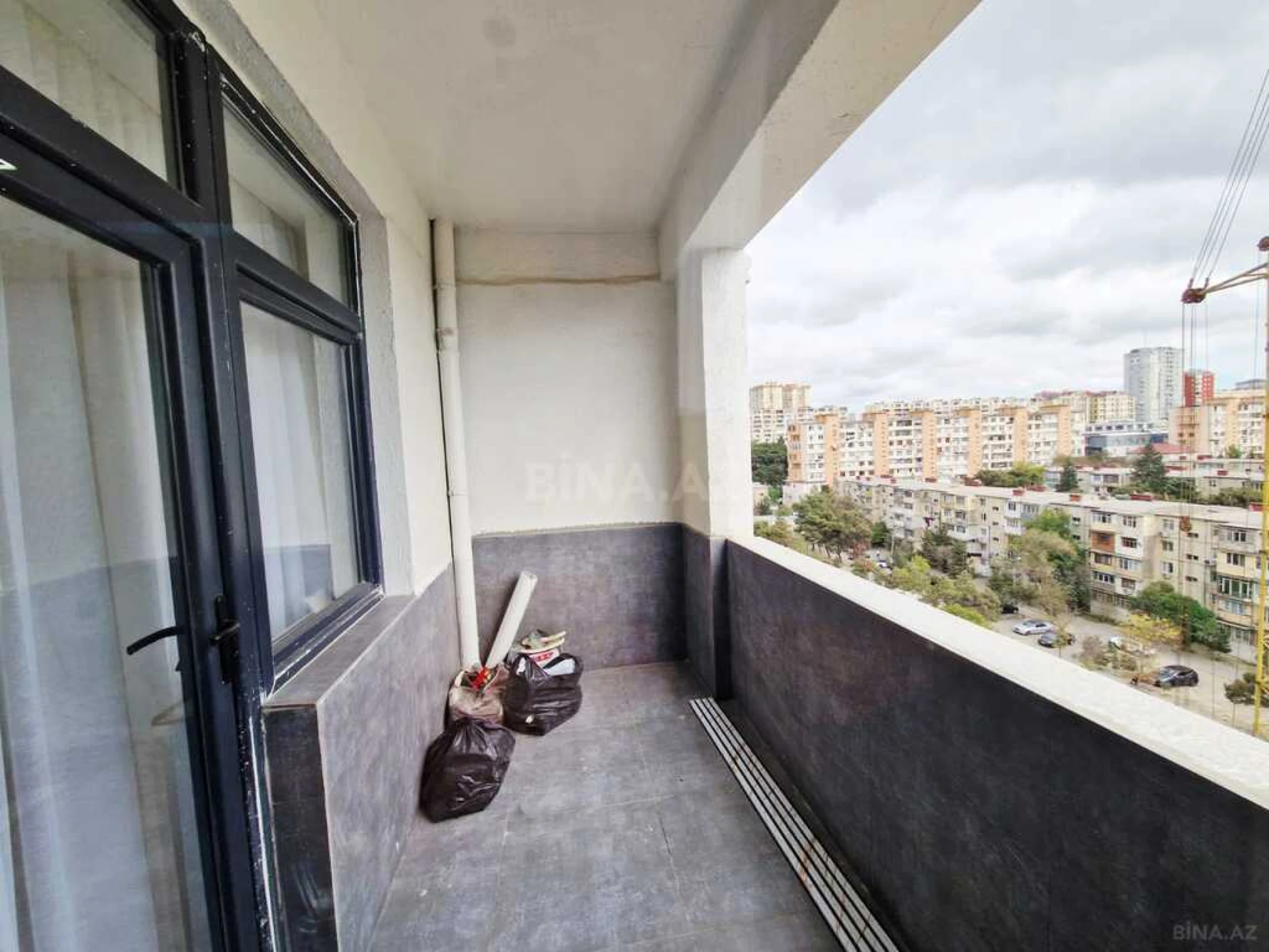 Satılır 3 otaqlı mənzil 141 m²
