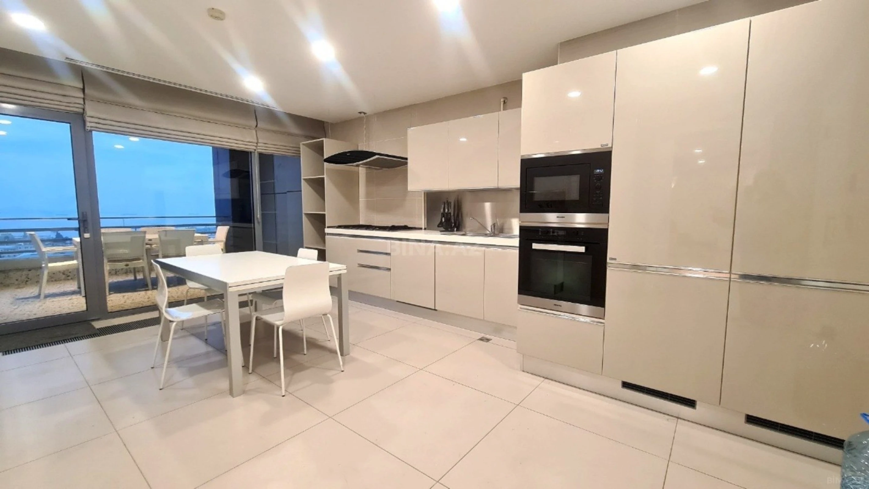 Kirayə verilir 4 otaqlı mənzil 320 m²