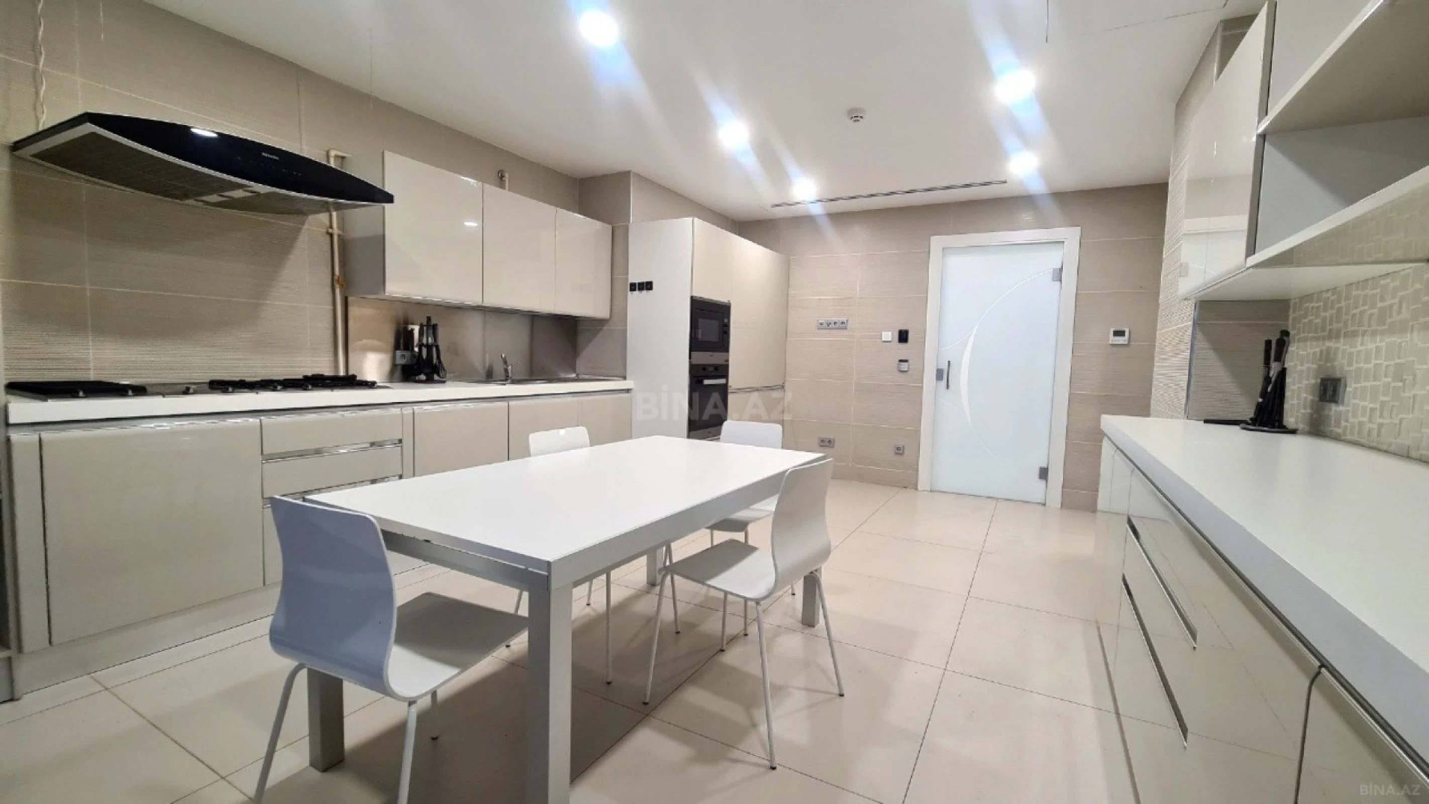 Kirayə verilir 4 otaqlı mənzil 320 m²