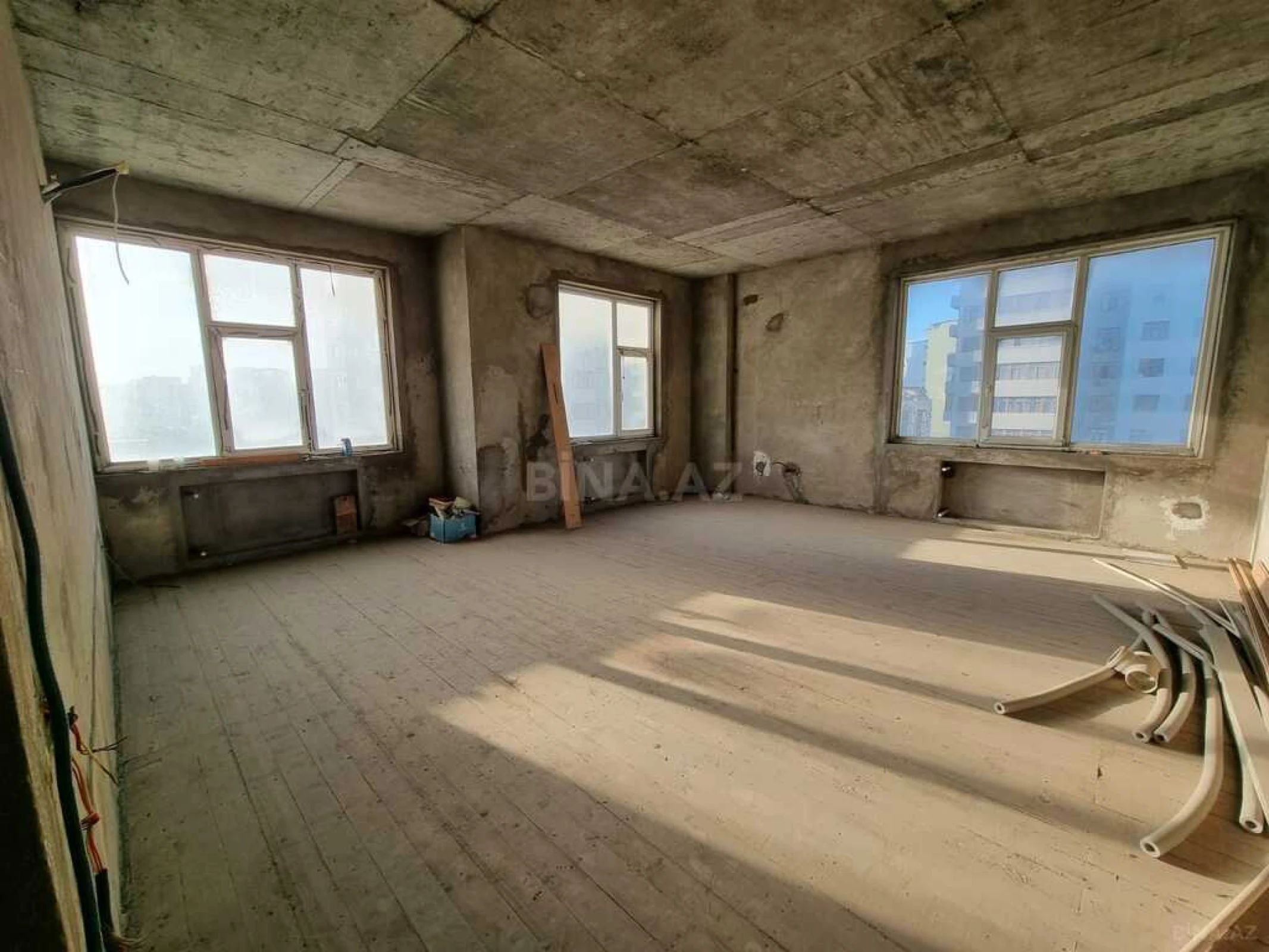 Satılır 4 otaqlı mənzil 181 m²