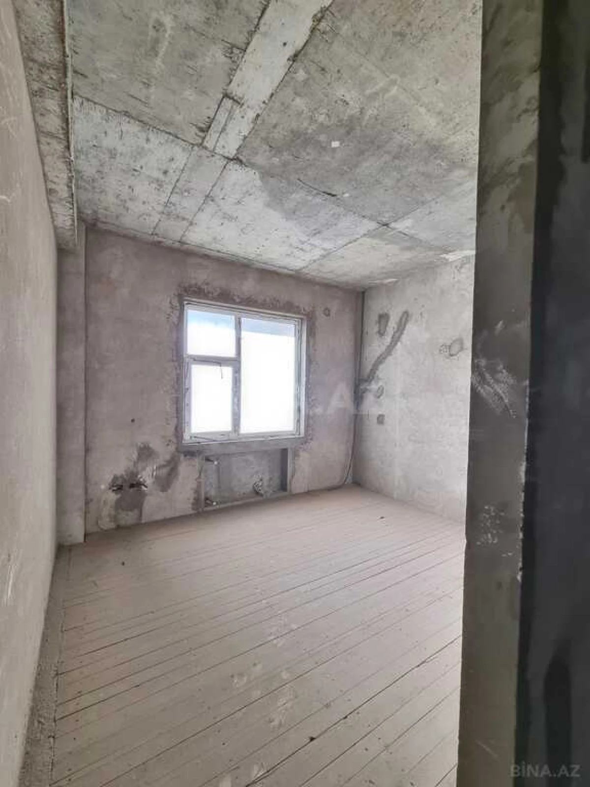 Satılır 4 otaqlı mənzil 181 m²