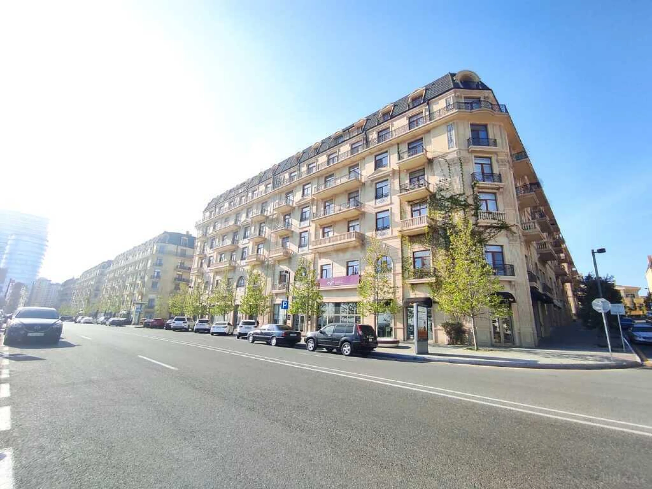 Satılır 4 otaqlı mənzil 163 m²