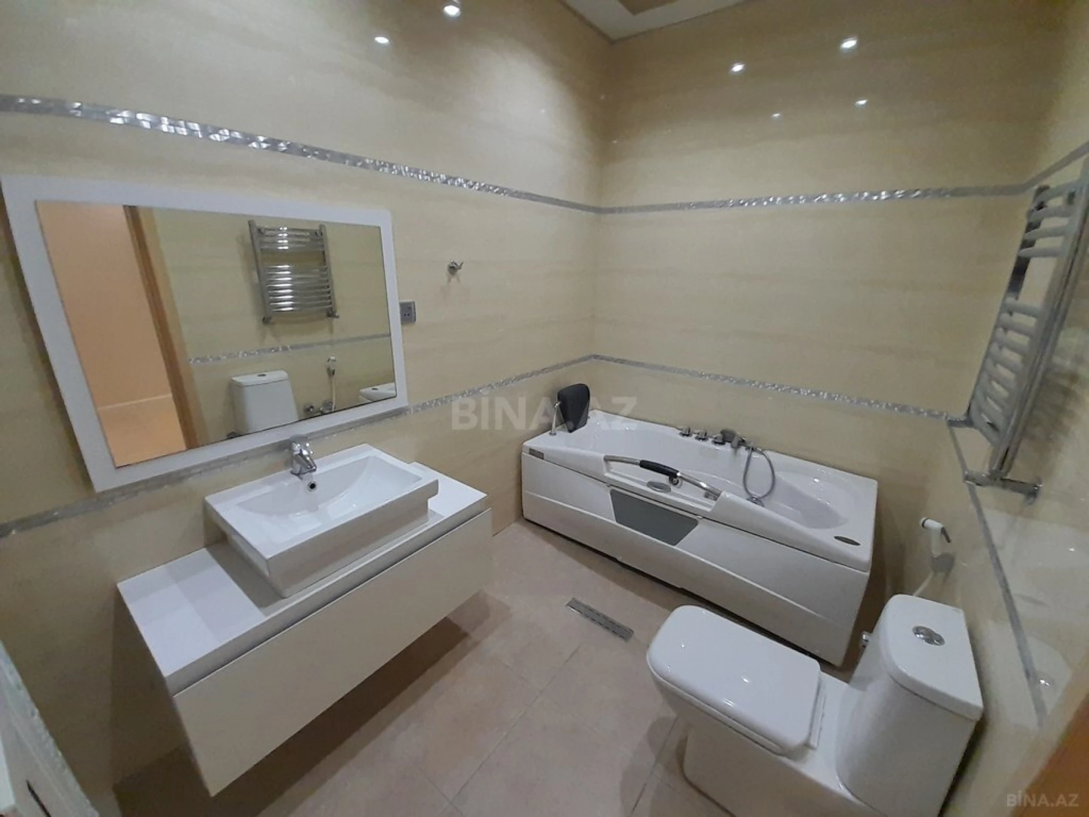 Satılır 3 otaqlı mənzil 183 m²