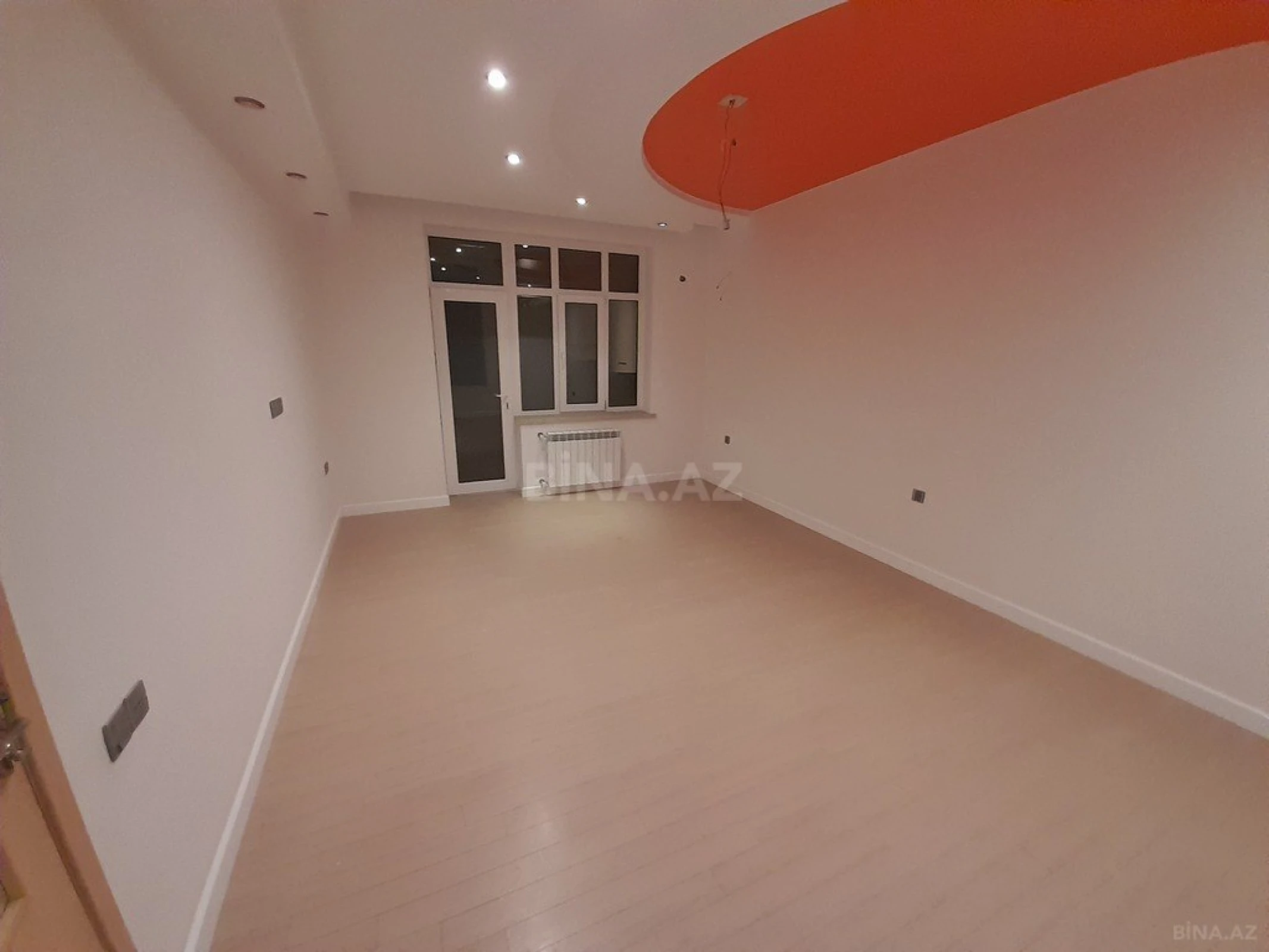 Satılır 3 otaqlı mənzil 183 m²