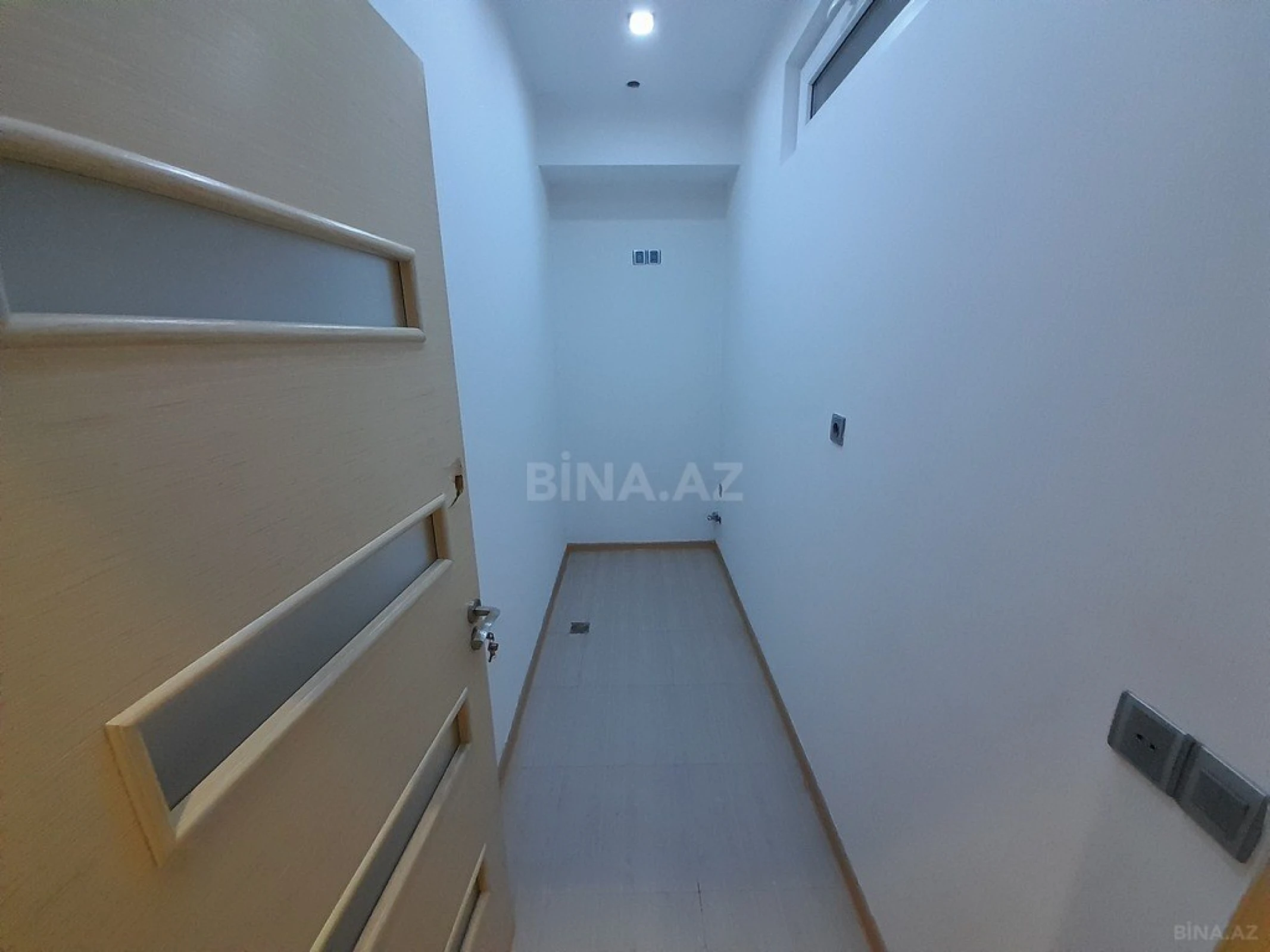 Satılır 3 otaqlı mənzil 183 m²