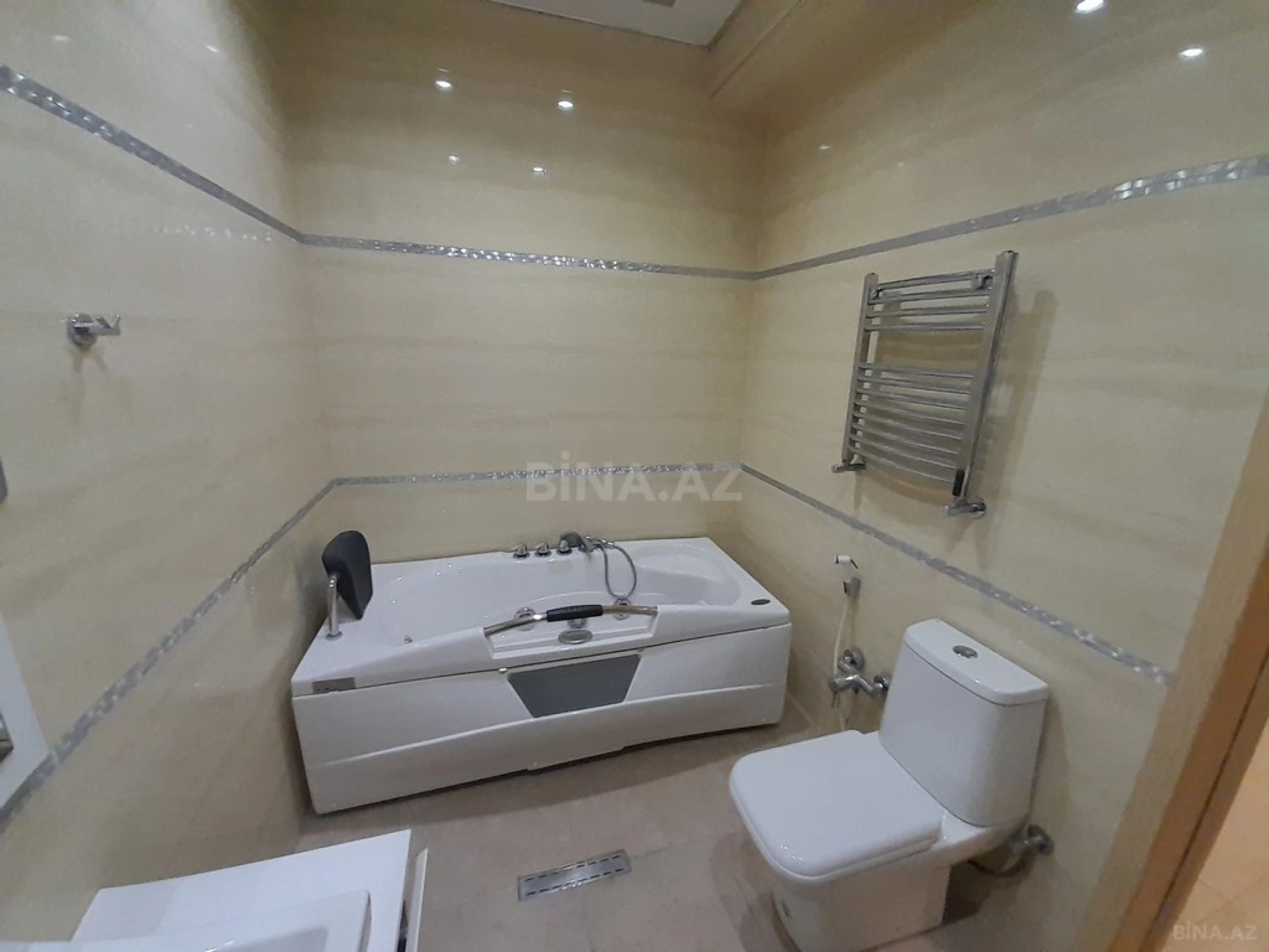 Satılır 3 otaqlı mənzil 183 m²