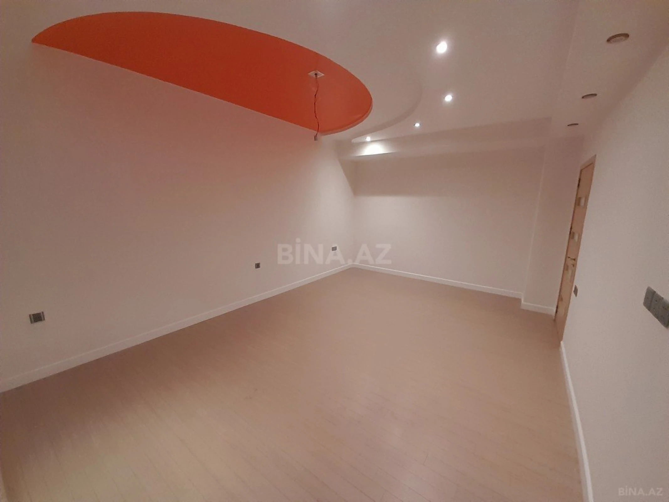 Satılır 3 otaqlı mənzil 183 m²