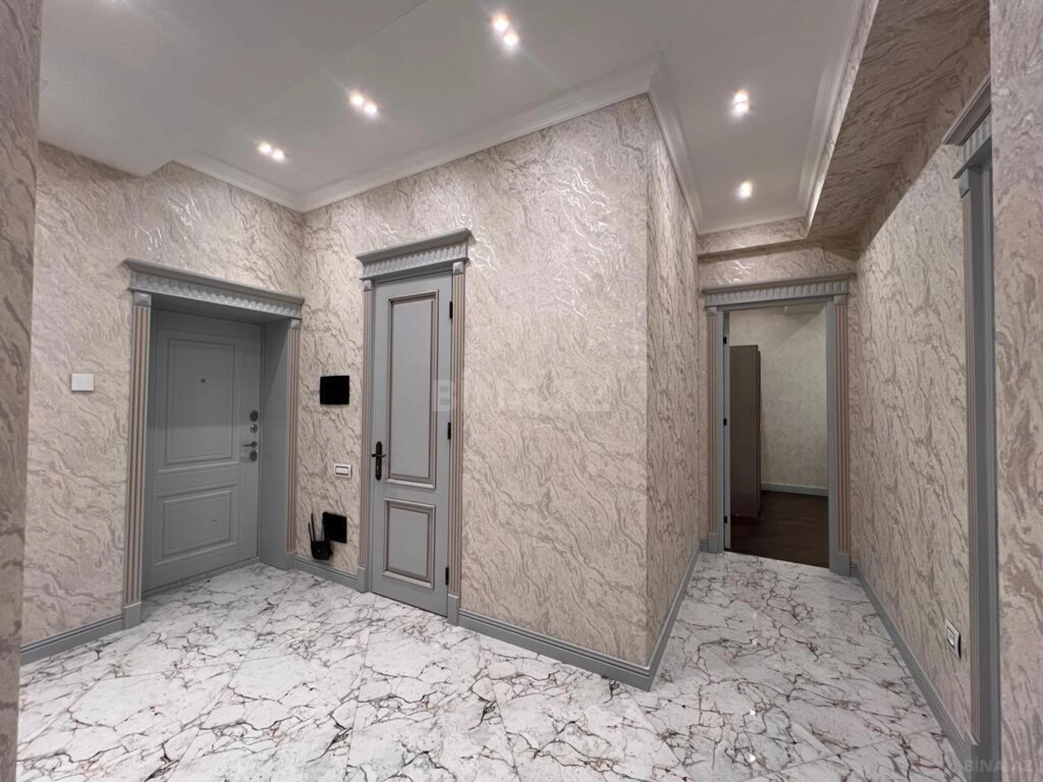 Satılır 2 otaqlı mənzil 105 m²