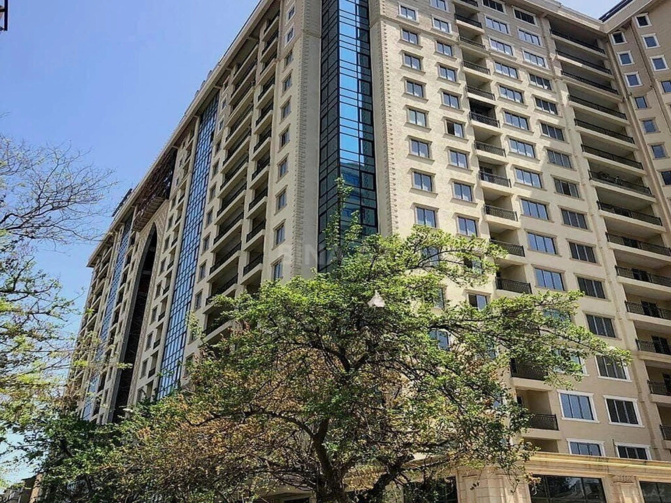 Satılır 5 otaqlı mənzil 323 m²