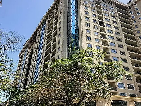 Satılır 5 otaqlı mənzil 323 m²