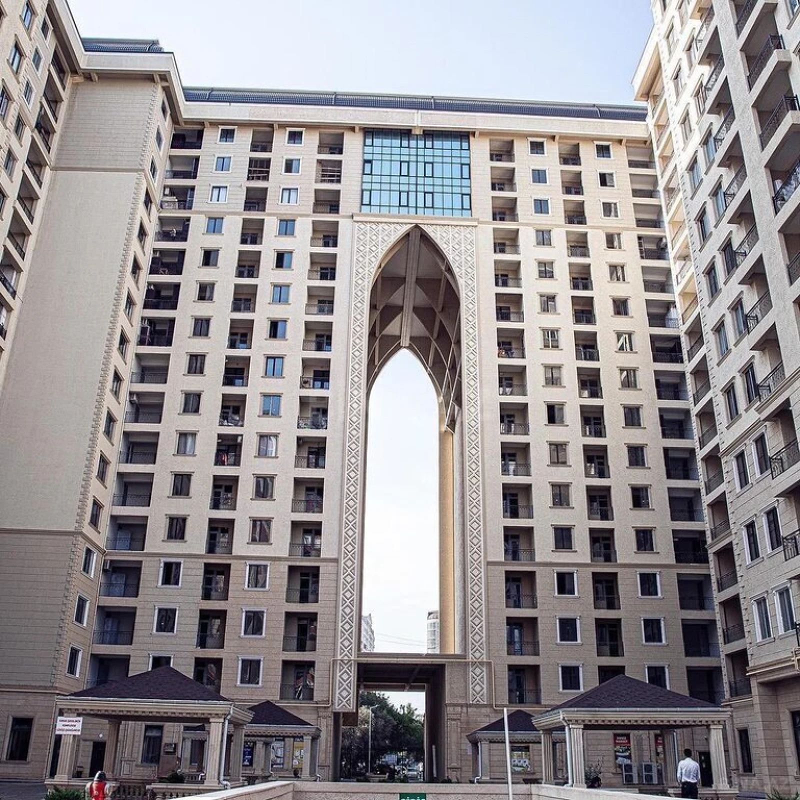 Satılır 5 otaqlı mənzil 323 m²