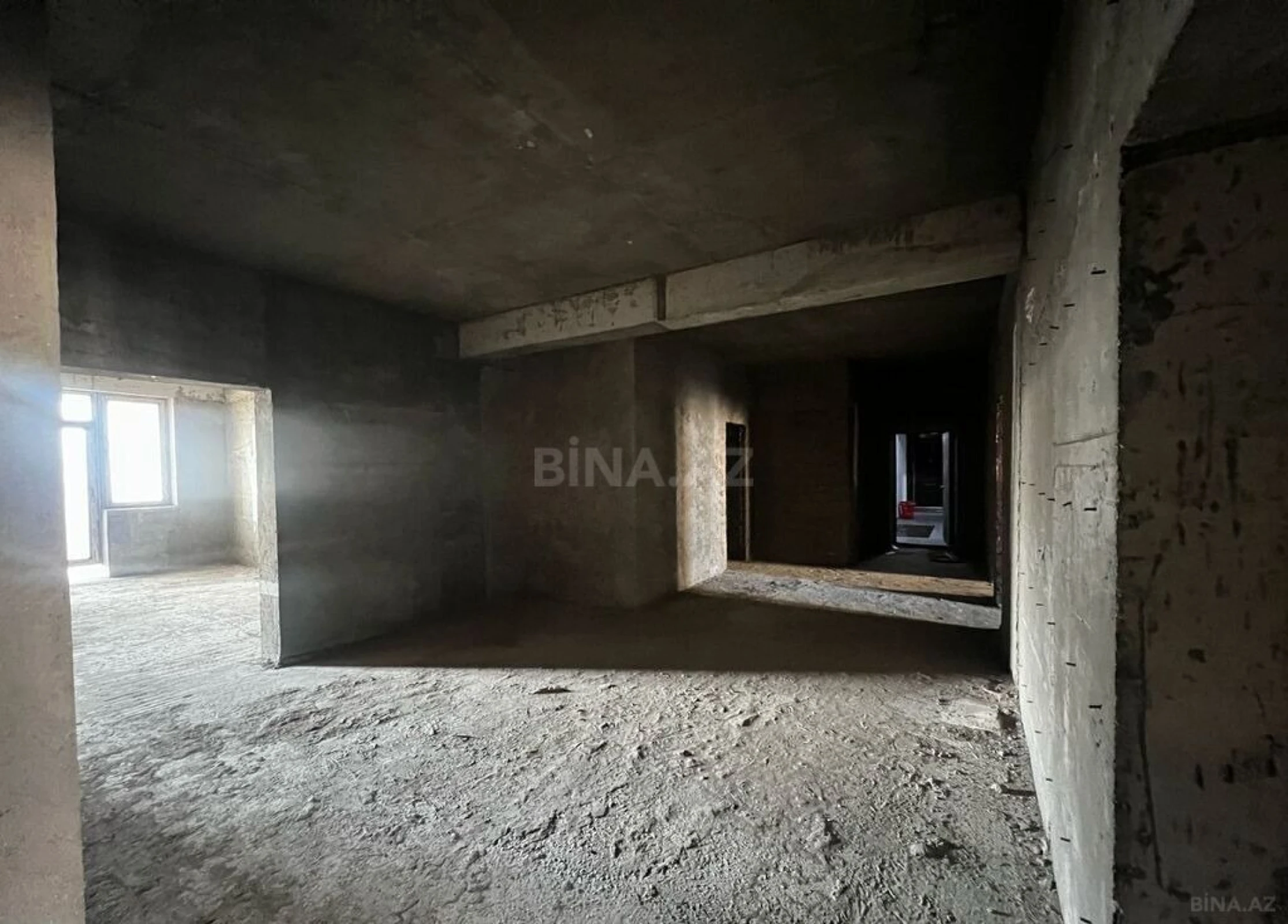 Satılır 5 otaqlı mənzil 323 m²