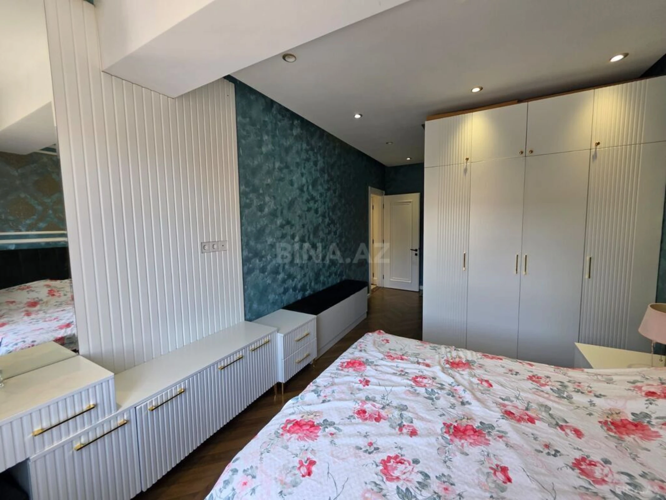 Satılır 3 otaqlı mənzil 130 m²