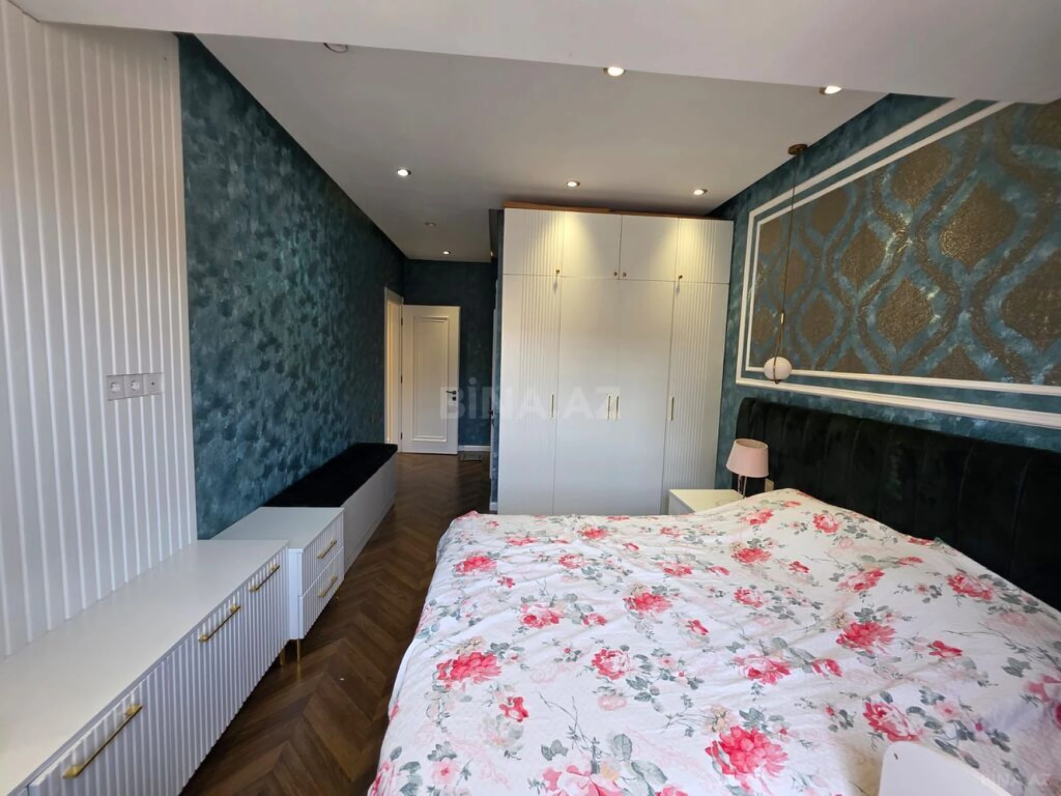 Satılır 3 otaqlı mənzil 130 m²