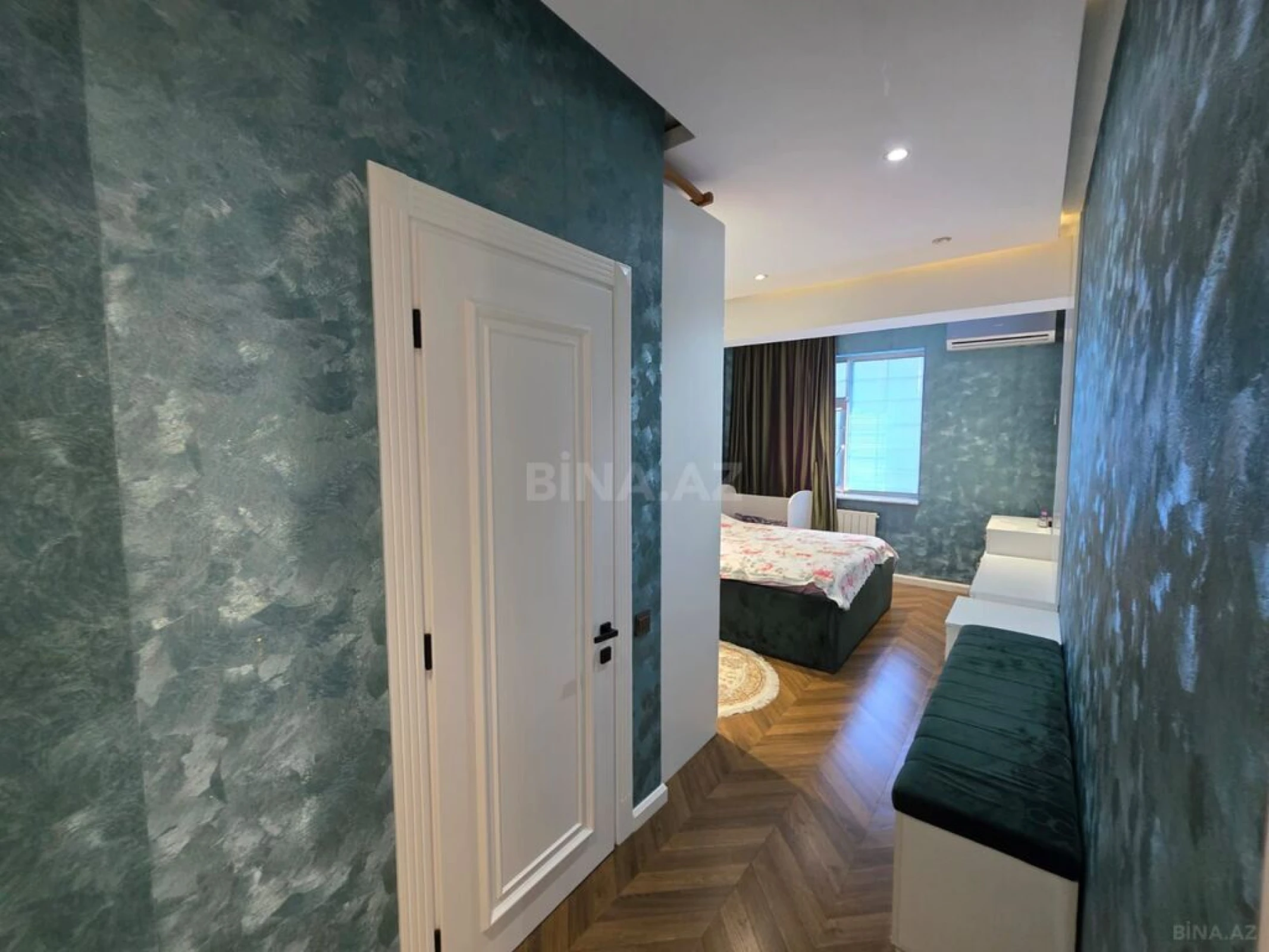 Satılır 3 otaqlı mənzil 130 m²