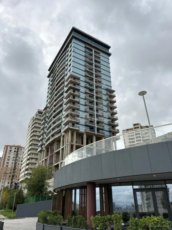 Satılır 4 otaqlı mənzil 192 m²