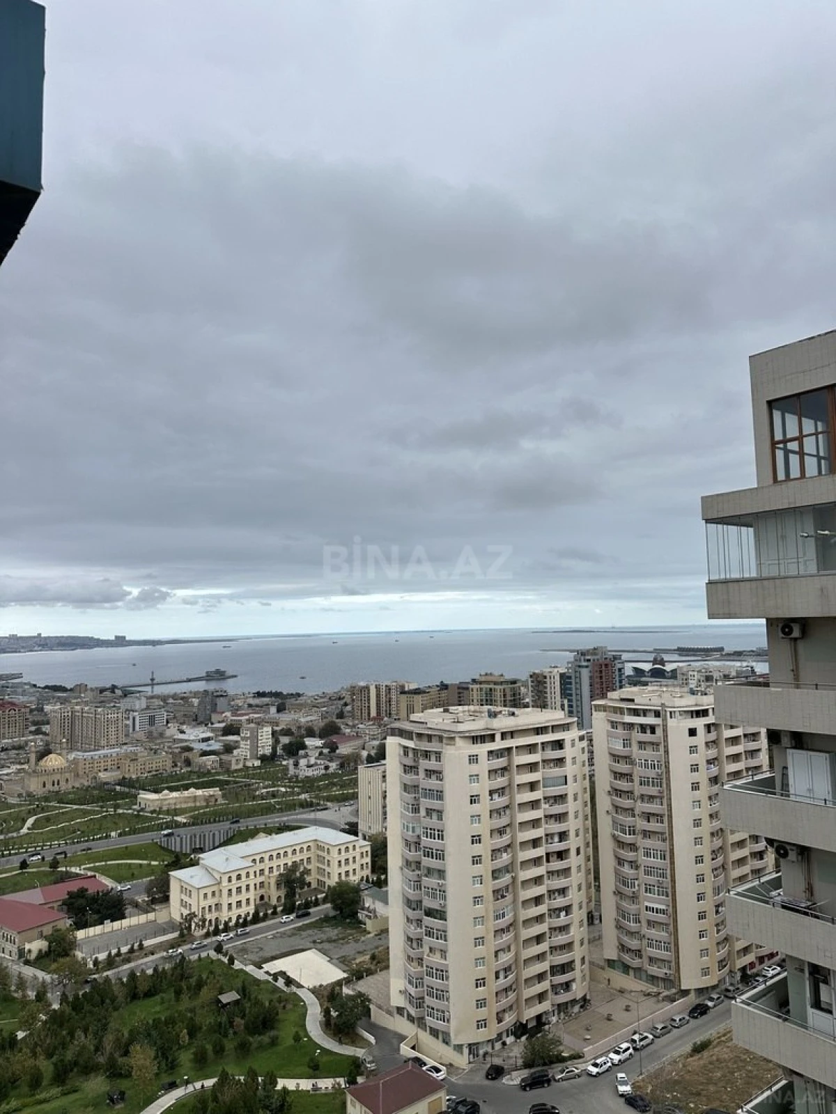 Satılır 4 otaqlı mənzil 192 m²
