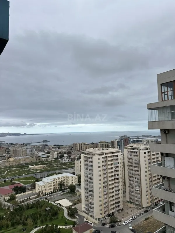 Satılır 4 otaqlı mənzil 192 m²