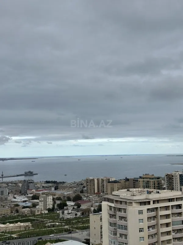 Satılır 4 otaqlı mənzil 192 m²