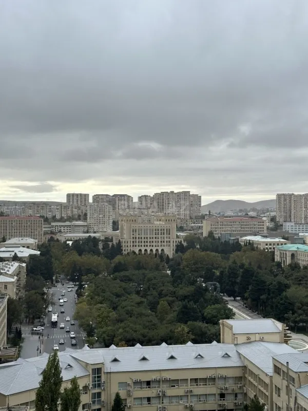 Satılır 4 otaqlı mənzil 192 m²