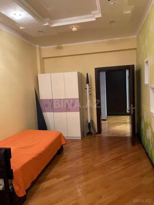 Satılır 3 otaqlı mənzil 157 m²