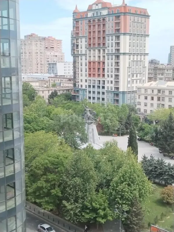 Satılır 5 otaqlı mənzil 223 m²