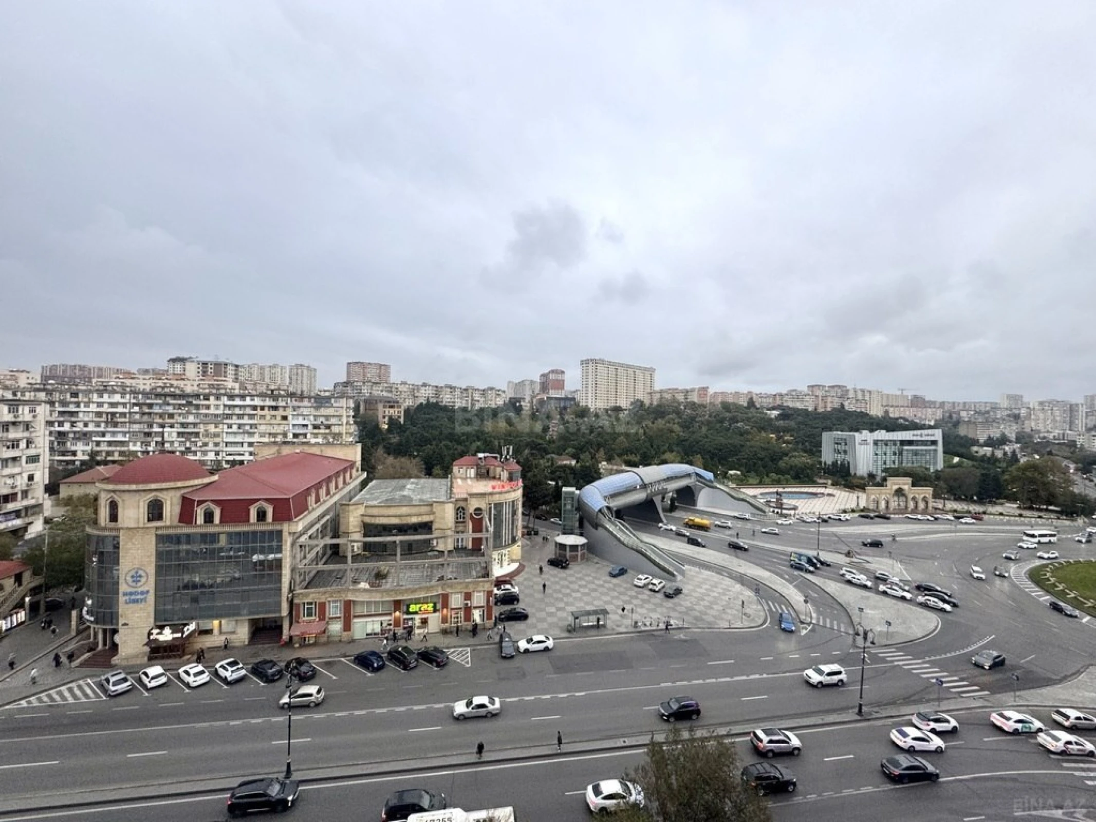 Satılır 3 otaqlı mənzil 145 m²