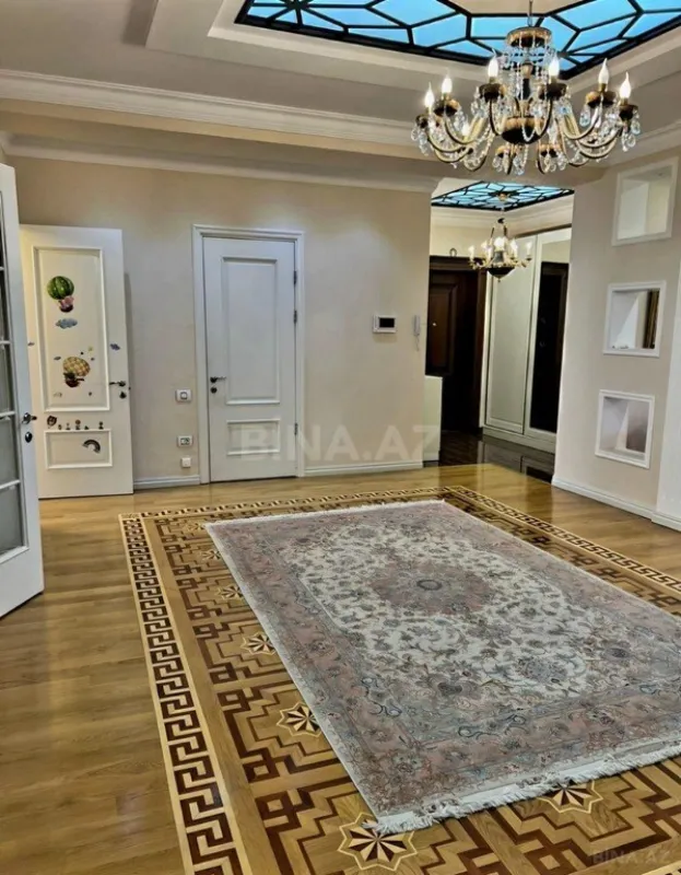 Satılır 4 otaqlı mənzil 189 m²