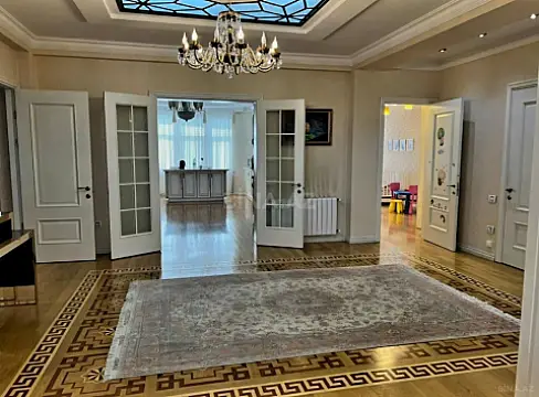 Satılır 4 otaqlı mənzil 189 m²
