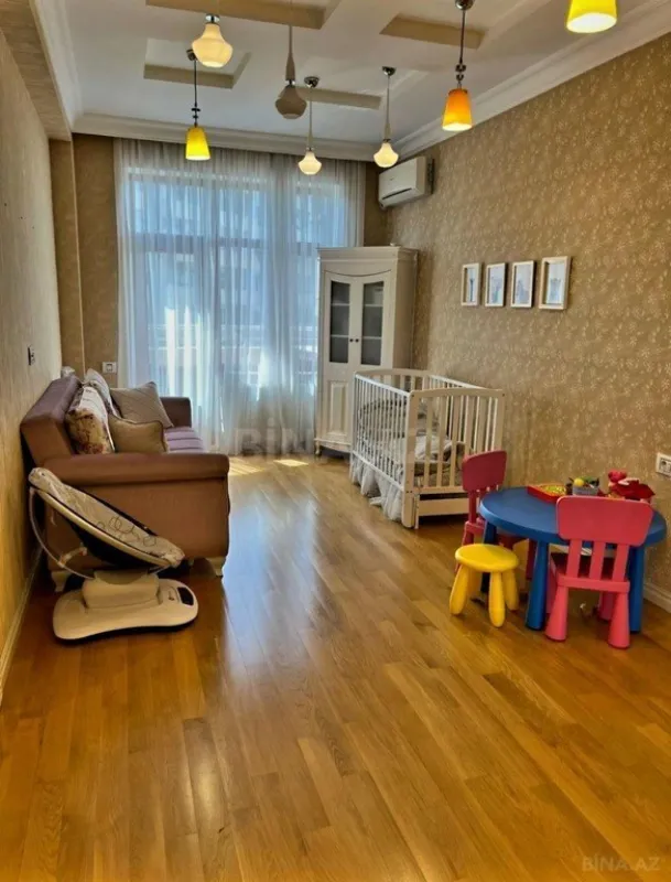 Satılır 4 otaqlı mənzil 189 m²