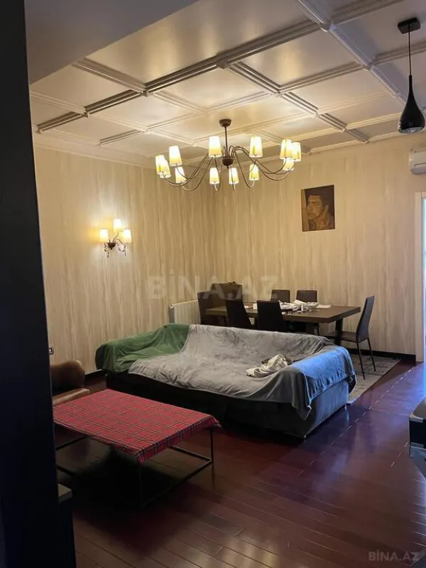 Satılır 3 otaqlı mənzil 148 m²