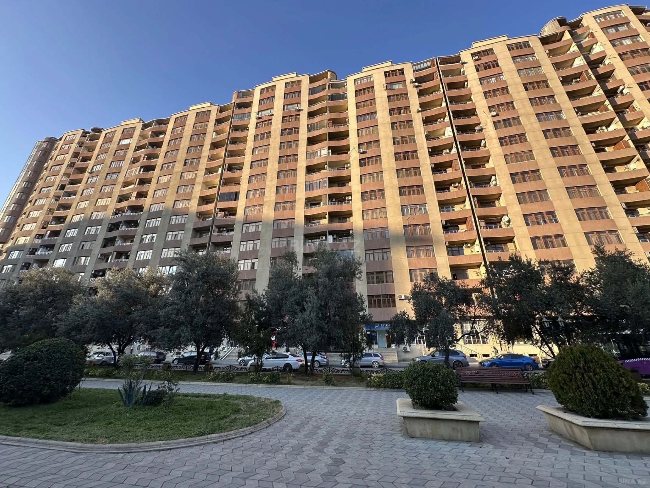 Satılır 3 otaqlı mənzil 137 m²