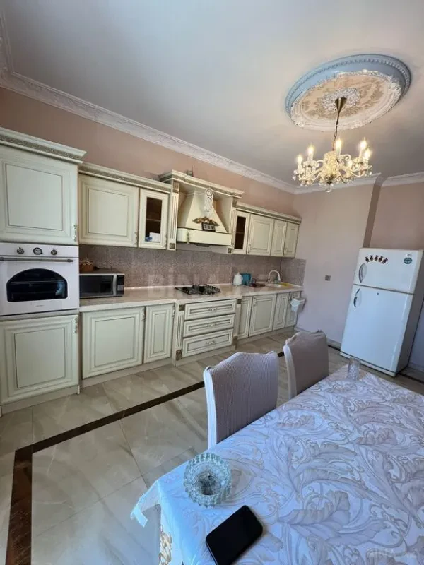 Satılır 3 otaqlı mənzil 137 m²