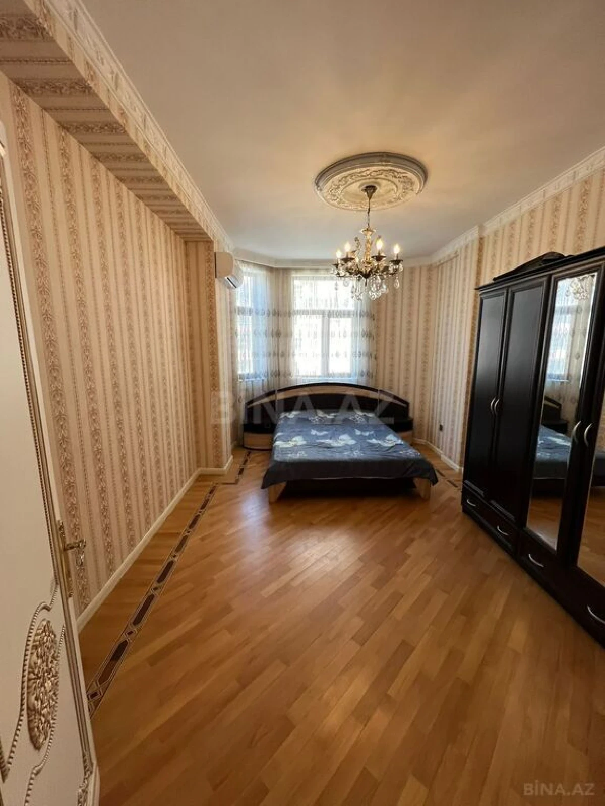 Satılır 3 otaqlı mənzil 137 m²