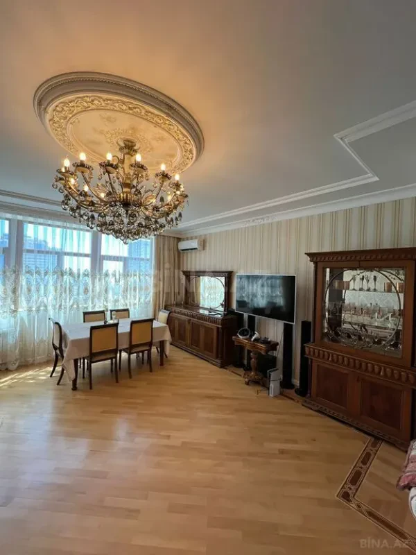 Satılır 3 otaqlı mənzil 137 m²