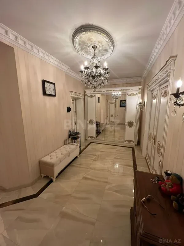 Satılır 3 otaqlı mənzil 137 m²