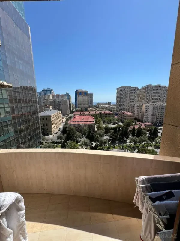 Satılır 3 otaqlı mənzil 137 m²