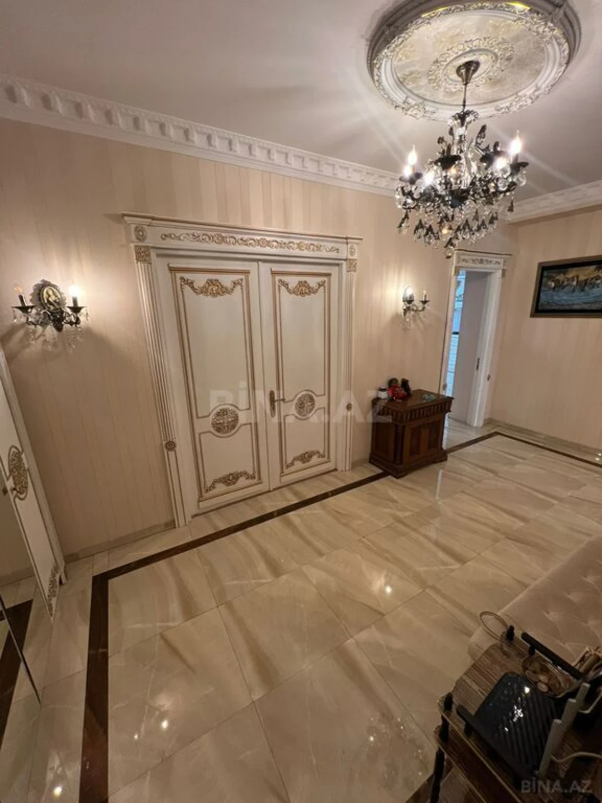 Satılır 3 otaqlı mənzil 137 m²