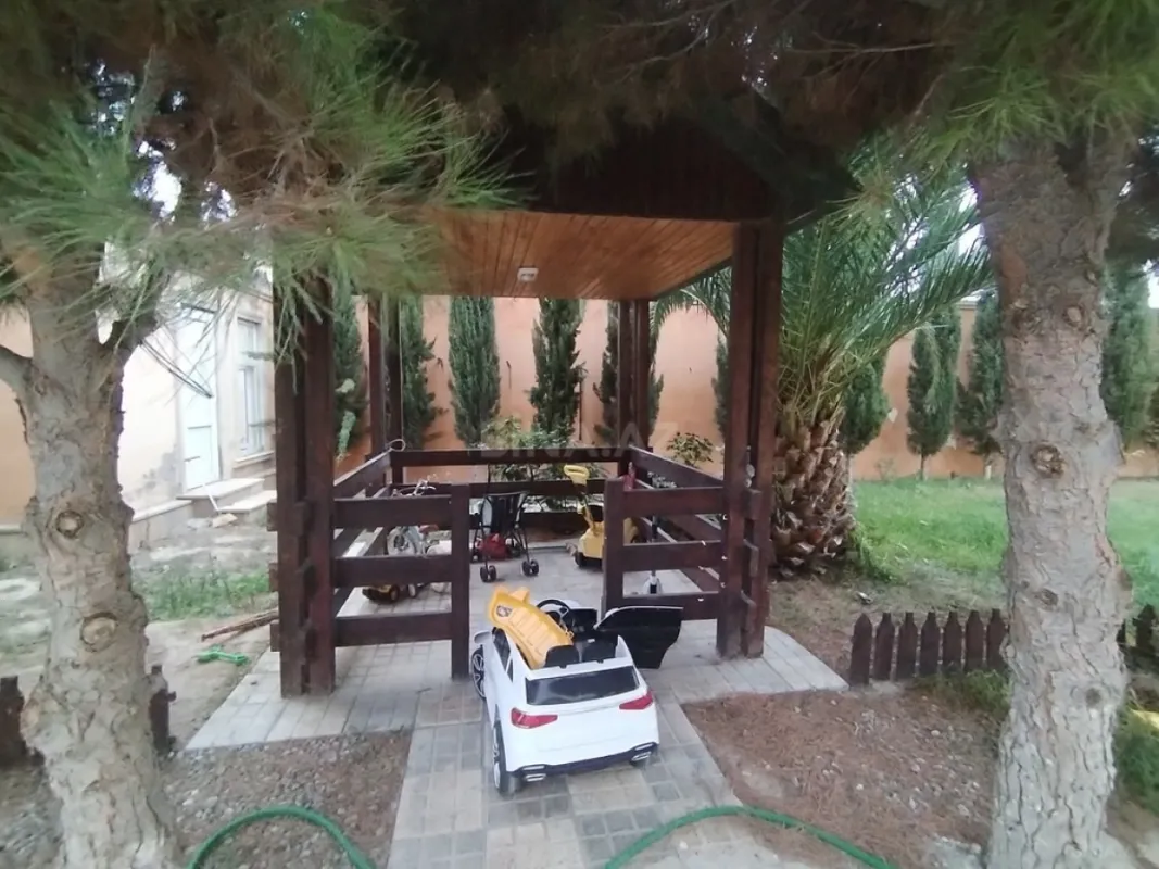 Satılır 5 otaqlı həyət evi 181 m²