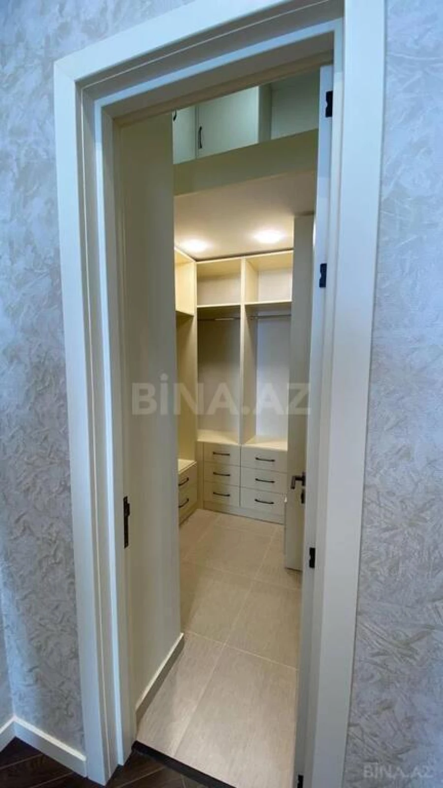 Satılır 4 otaqlı mənzil 150 m²