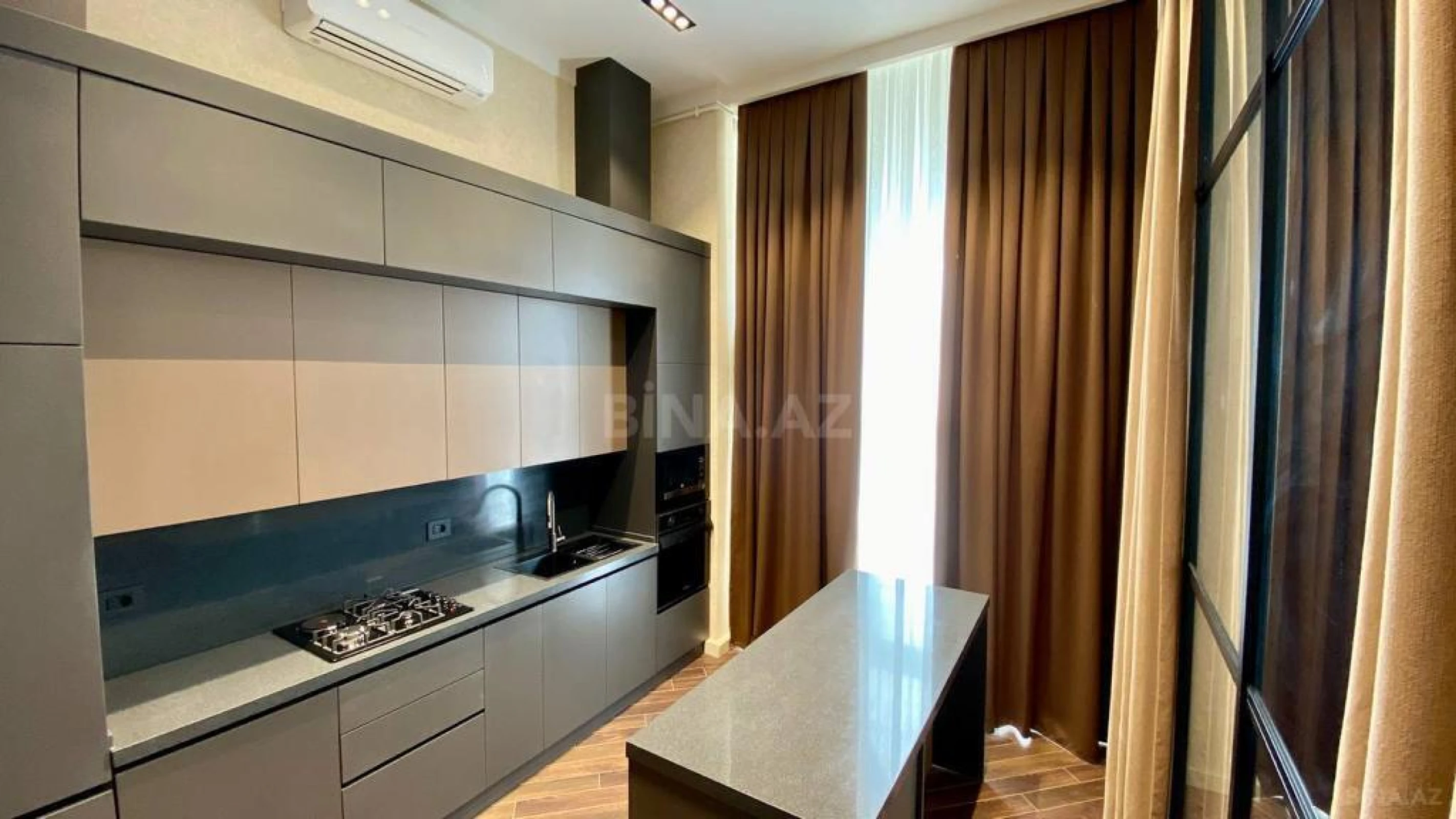 Satılır 4 otaqlı mənzil 150 m²