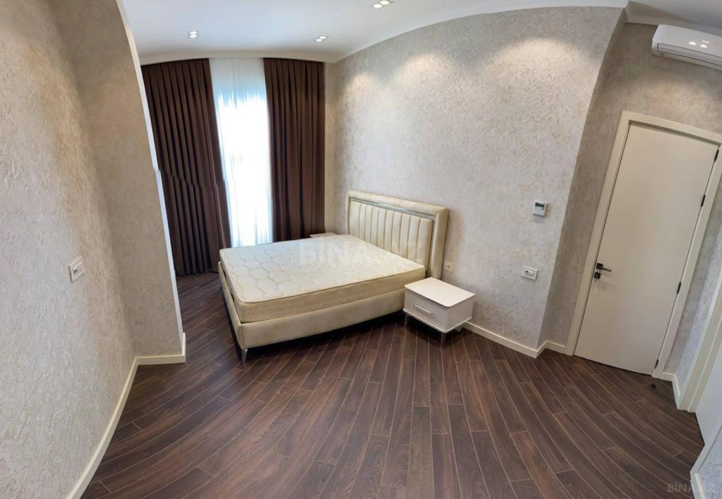 Satılır 4 otaqlı mənzil 150 m²