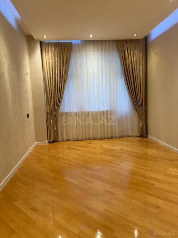 Satılır 3 otaqlı mənzil 138 m²