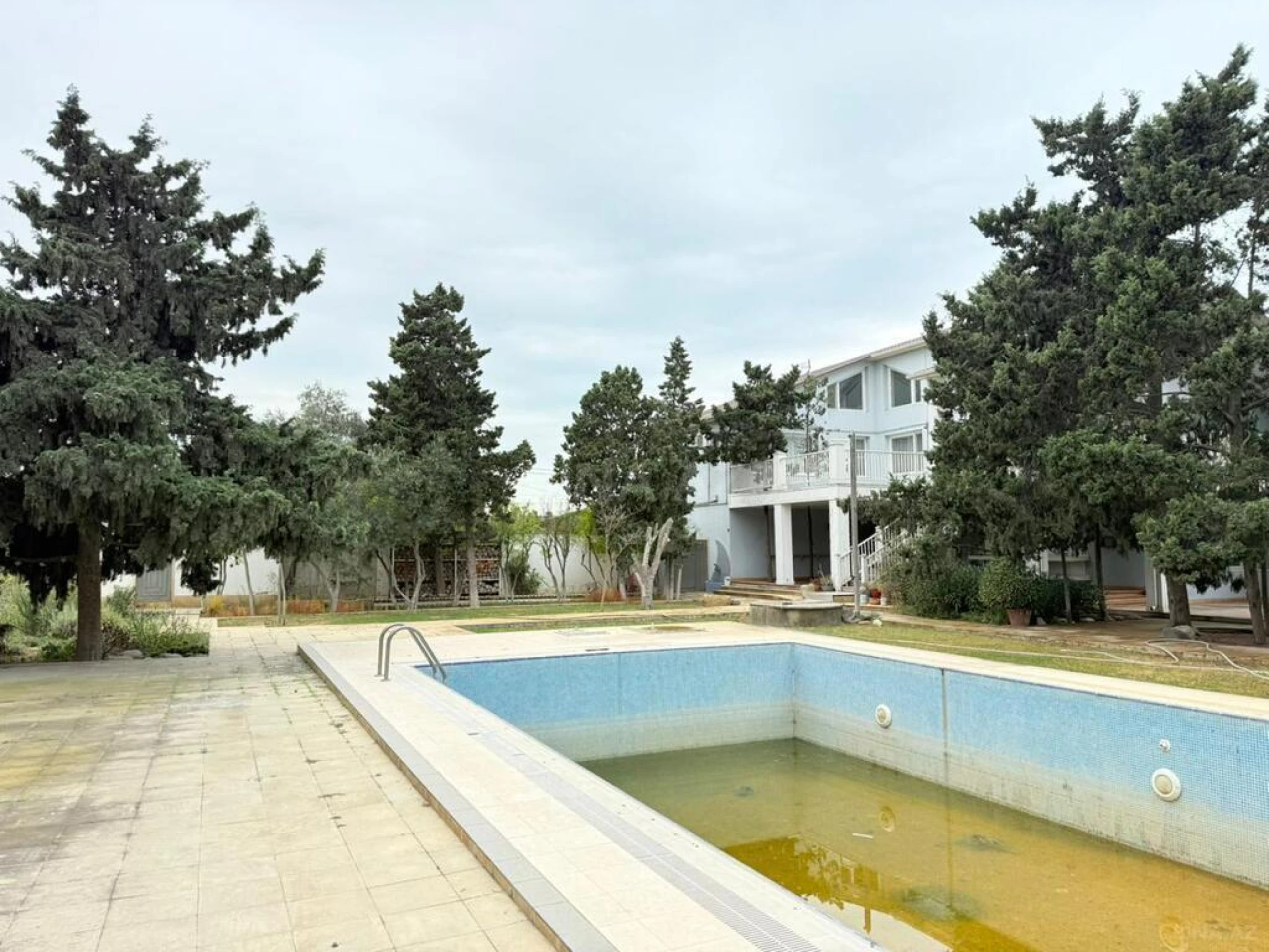 Satılır 6 otaqlı həyət evi 350 m²
