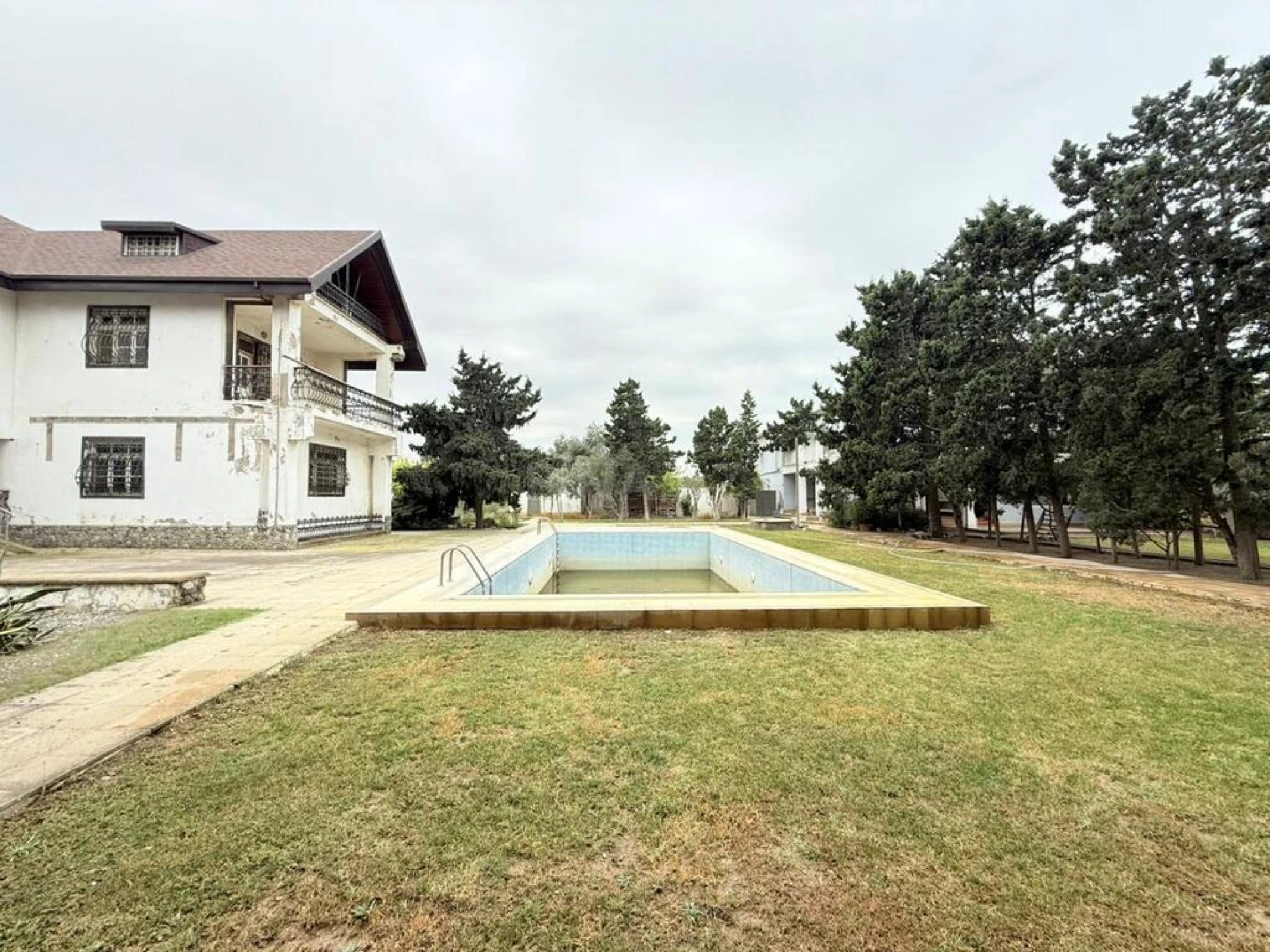 Satılır 6 otaqlı həyət evi 350 m²